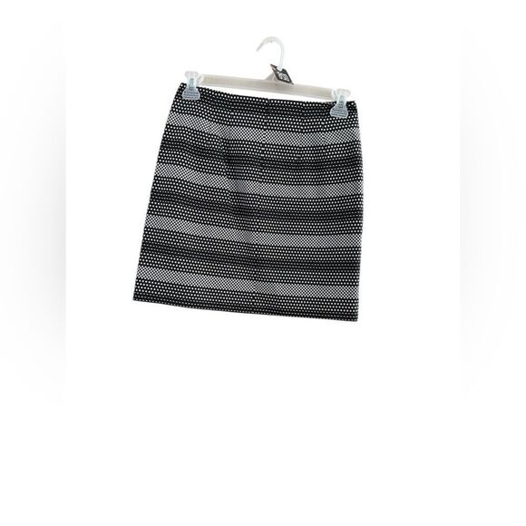 Loft size 4, black and white pencil skirt lined - Picture 9 of 9